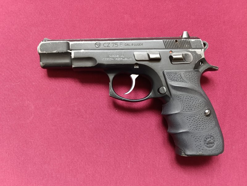 EMEKLİ KAMU GÖREVLİSİNDEN SIFIR AYARINDA AZ KULLANILMIŞ 1994 MODEL ORJİNAL SİYAH CZ 75 B
