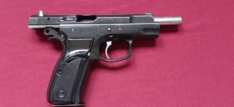 EMEKLİ EMNİYET GÖREVLİSİNDEN RUHSATLI SIFIR AYARINDA ÇOK AZ ATIŞ YAPILAN 1995 MODELORJİNAL