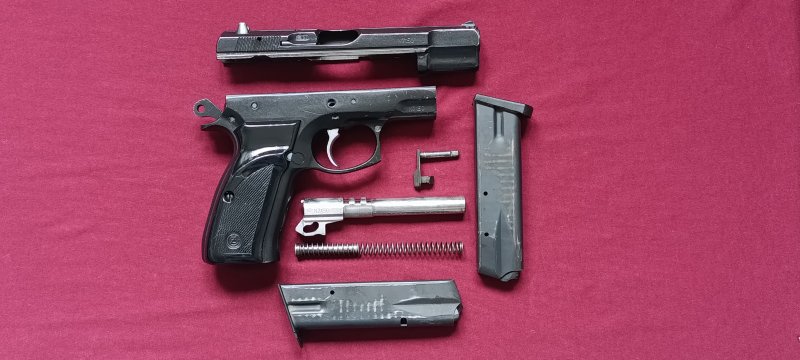 EMEKLİ EMNİYET GÖREVLİSİNDEN RUHSATLI SIFIR AYARINDA ÇOK AZ ATIŞ YAPILAN 1995 MODELORJİNAL